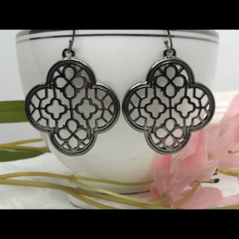 3/$15~Moroccan Quarterfoil Earrings - Picture 1 of 4